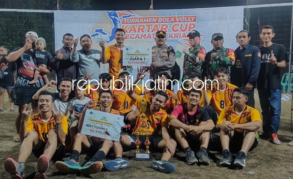 JUARA - Tim bola voli Desa Kraton, Kecamatan Krian, Sidoarjo menjadi juara dan memenangkan Turnamen bola voli Karang Taruna (Kartar) Cup Kecamatan Krian, Senin (14/08/2023) malam.