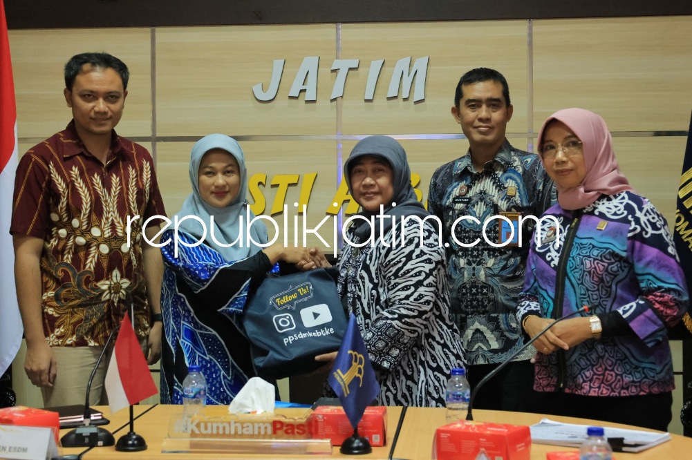 STUDI TIRU - Pusat Pengembengan Sumber Daya Manusia Ketenagalistrikan, Energi Baru, Terbarukan dan Konservasi Energi (PPSDM KEBTKE) Kementerian ESDM menggelar studi tiru ke Kanwil Kemenkumham Jatim, Jumat (18/08/2023). 