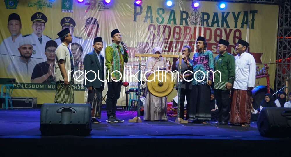 BUKA - Bupati Sidoarjo Ahmad Muhdlor Ali didampingi Ketua Lesbumi Kabupaten Sidoarjo Akhmad Anis Fahmi membuka acara Pasar Rakyat Sidobudoyo Agustusan dalam rangka Harlah Lesbumi ke 63 di Alun-Alun Sidoarjo, Sabtu (19/08/2023) malam.