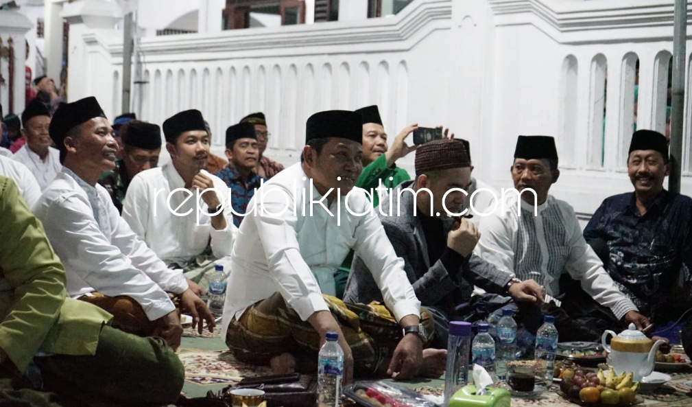 BUKA - Wabup Sidoarjo, Subandi membuka acara Pengajian Akbar yang digelar Pemerintah Desa Betro, Kecamatan Sedati dalam memperingati HUT Kemerdekaan RI ke 78, Sabtu (19/08/2023) malam.