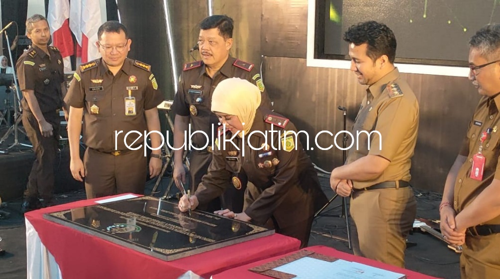 RESMIKAN - Kepala Kejaksaan tinggi (Kejati) Jawa Timur (Jatim), Mia Amiati meresmikan gedung penyimpanan barang bukti dan barang rampasan. Gudang baru itu terletak di Desa Gading, Kecamatan Jatirejo, Kabupaten Mojokerto, Senin (21/08/2023).