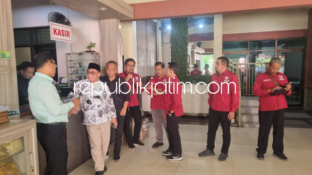 SIDAK - Sejumlah anggota dan pimpinan DPRD Sidoarjo menggelar sidak ke salah satu rumah makan di JL Taman Pinang Indah, Sidoarjo karena dianggap tidak menggunakan alat perekam pajak, Jumat (25/08/2023).