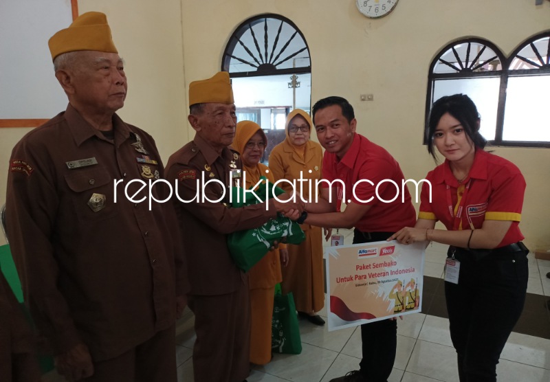 SEMBAKO - PT Sumber Alfaria Trijaya Tbk yang lebih dikenal dengan minimarket Alfamart memperingati Hari Kemerdekaan Republik Indonesia ke 78 menggelar pemberian sembako kepada anggota Legiun Veteran Republik Indonesia (LVRI) Sidoarjo, Rabu (30/09/2023).