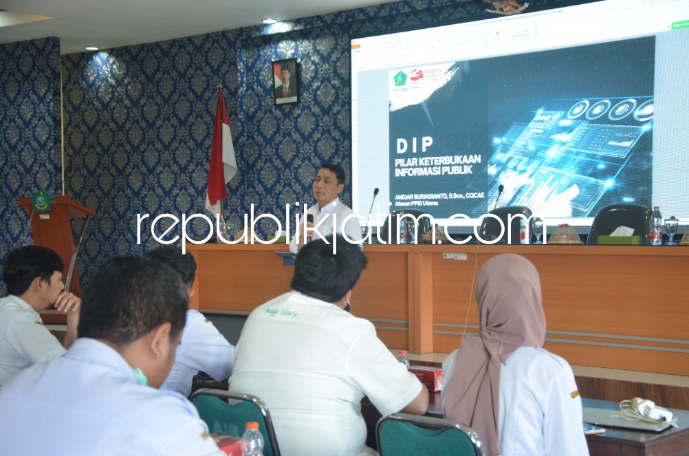 BUKA - Pj Sekda Sidoarjo Andjar Surjadianto membuka acara Dinas Kominfo sebagai Pejabat Pengelola Informasi dan Dokumentasi (PPID) di acara Optimasi Pengelolaan Daftar Informasi Publik (DIP) di Aula Majapahit Kantor BKD Pemkab Sidoarjo, Rabu (30/08/2023).