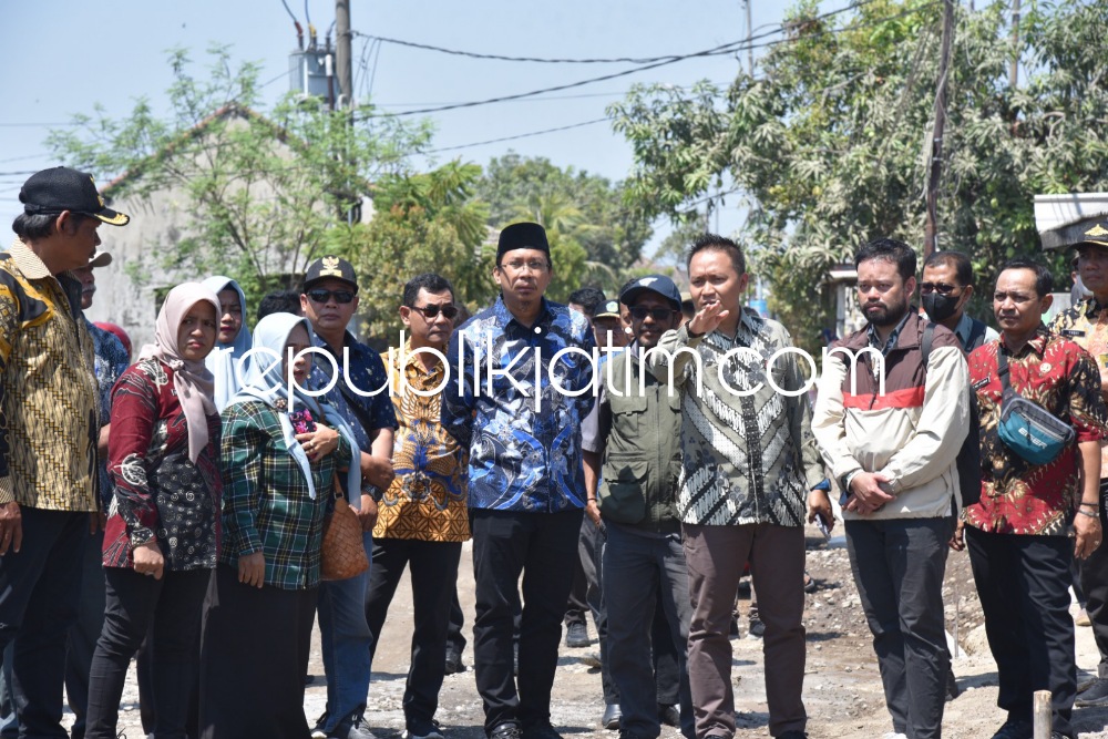 TINJAU - Bupati Sidoarjo, Ahmad Muhdlor Ali meninjau proyek betonisasi jalan Desa Banjarpanji, Kecamatan Tanggulangin, Sidoarjo sekaligus menghadiri syukuran warga atas pembangunan jalan itu, Selasa (05/09/2023). 