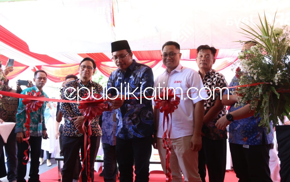 RESMIKAN - Bupati Sidoarjo, Ahmad Muhdlor Ali mengajak PT HM Sampoerna berkolaborasi dengan Pemkab Sidoarjo kembangkan sektor UMKM saat launching bedah warung di toko SRC Wildan Jaya Kebaron, Kecamatan Tulangan, Sidoarjo, Selasa (05/09/2023). 