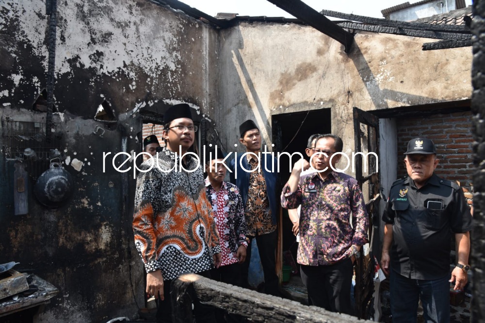 SIDAK - Bupati Sidoarjo, Ahmad Muhdlor Ali mengunjungi rumah Sunaryo warga RT 11, RW 03, Desa Sepande, Kecamatan Candi, Sidoarjo terbakar, Jumat (08/09/2023).
