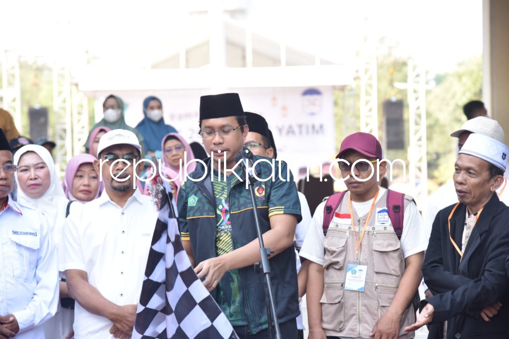 PAWAI - Bupati Sidoarjo Ahmad Muhdlor Ali memberangkatkan lebih dari 2.000 anak yatim piatu untuk pawai 1 Muharram di depan Paseban Alun - Alun Sidoarjo, Minggu (10/09/2023).