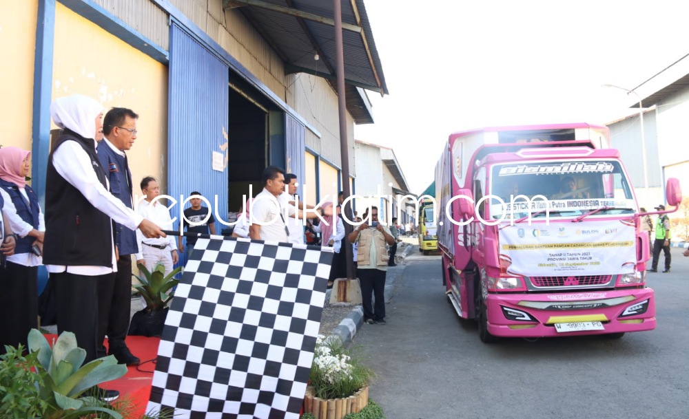 BANTUAN - Bantuan pangan cadangan beras Provinsi Jawa Timur tahap II mulai disalurkan dan dilaunching Gubernur Jawa Timur, Khofifah Indar Parawansa di Bulog Kantor Cabang Surabaya Utara di Buduran, Sidoarjo, Rabu (13/09/2023) sore. 