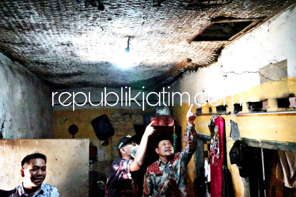 SIDAK - Wabup Sidoarjo Subandi mengecek rumah milik Ngadi (63) dan Muhammad Fauzi (49) warga Desa Kalisampurno, Kecamatan Tanggulangin, Sidoarjo yang masuk Rumah Tidak Layak Huni (RTLH), Kamis (14/09/2023).