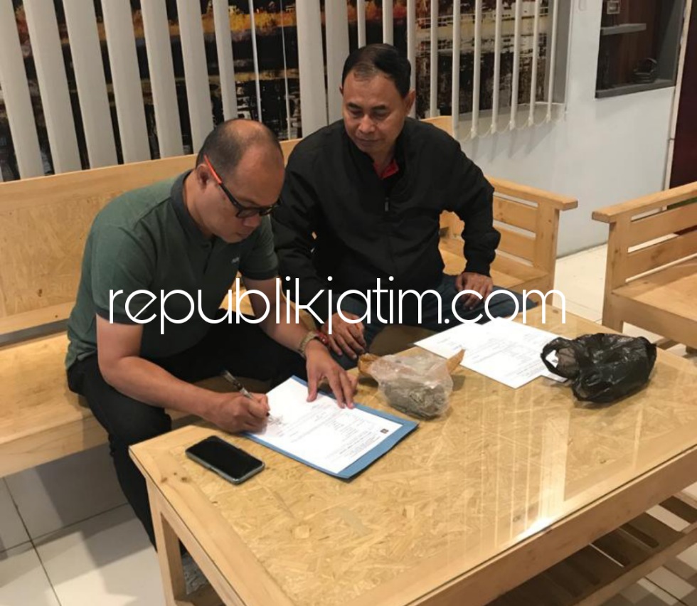 DISERAHKAN - Barang bukti ganja dalam paket plastik yang dilakban diserahkan Petugas Lapas Malang kepada tim Satuan Reskoba Polresta Malang Kota, Minggu (17/09/2023).