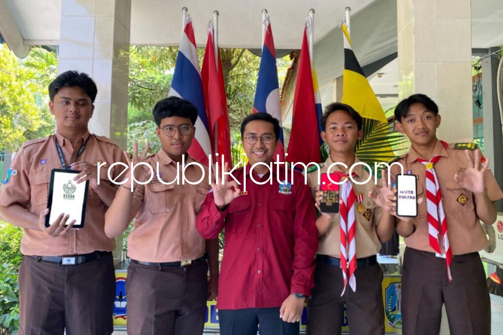 SOSIALISASI - Anggota Pramuka gugus depan Sidoarjo 01.167-01.168 pangkalan SMAN 3 Sidoarjo melahirkan inovasi aplikasi SEGAR Healthy Mobile App yang disosialisasikan dan dikenalkan kepada seluruh siswa dan siswi SMAN 3 Sidoarjo, Senin (18/09/2023).