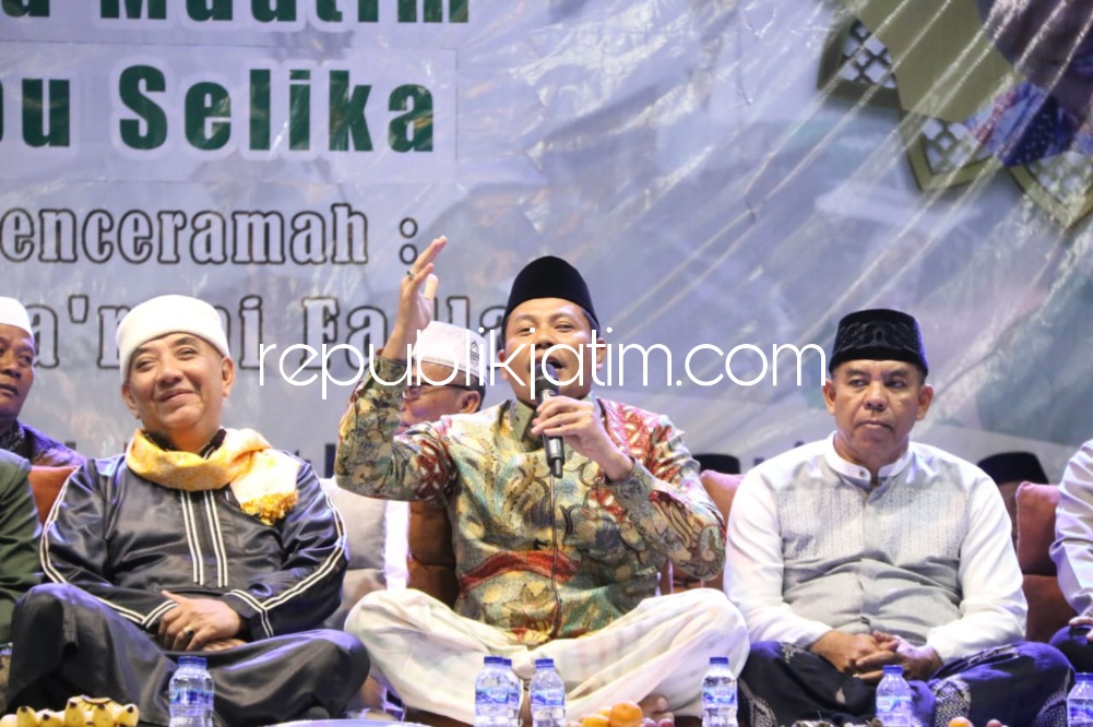 TELADAN - Wakil Bupati (Wabup) Sidoarjo, Subandi mengajak kepada semua untuk meneladani sifat-sifat Nabi Muhammad SAW saat peringatan menyambut Maulid Nabi Muhammad SAW sekaligus Haul Keluarga H Syukur, Minggu (17/09/2023) malam. 