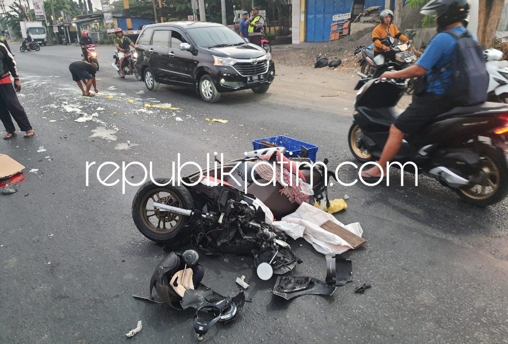 EVAKUASI - Para petugas Satuan Lantas, Polresta Sidoarjo mengevakuasi korban kecelakaan Mat Rifai (57) warga Kalipecabean, Kecamatan Candi usai motor Scoopy yang dikendarai ditabrak Mobil Sigra di JL Raya Lingkar Timur, Sidoarjo, Rabu (20/09/2023).