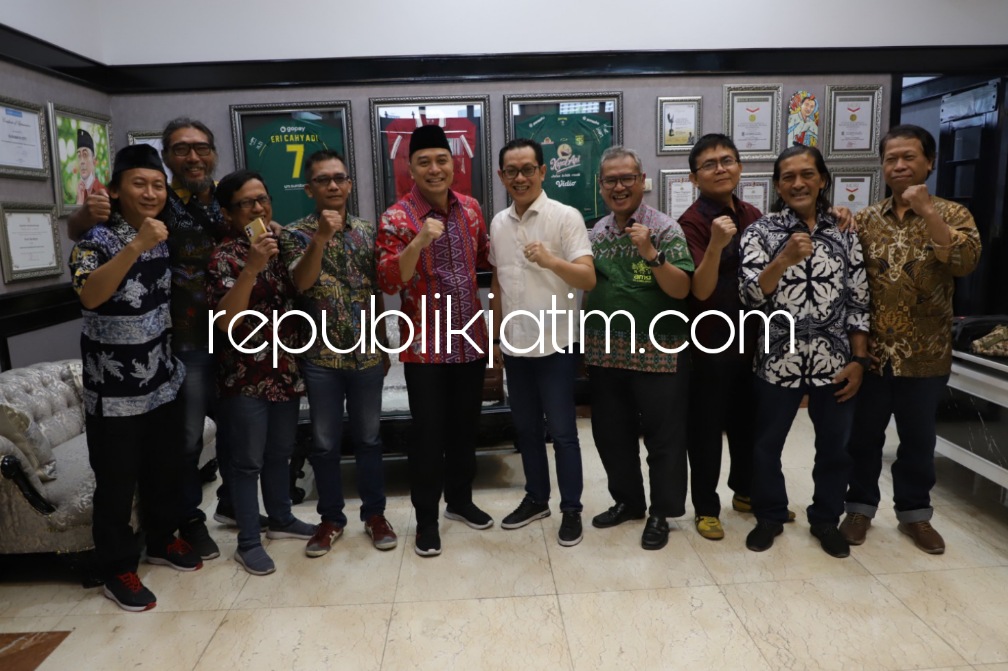 KERJASAMA - Pemkot menggandeng SMSI Kota Surabaya mengembangkan potensi wisata Kota Tua usai Walikota Surabaya, Eri Cahyadi berdialog dengan Pengurus SMSI Kota Surabaya di ruang kerjanya di lantai 2 Balai Kota Surabaya, Jumat (22/09/2023). 