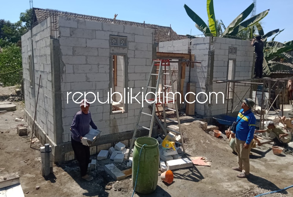SWADAYA - Organisasi Pemuda Shiddiqiyyah (OPSHID) Sidoarjo kembali mempersembahkan bantuan sebuah Rumah Layak Huni (RLH) bagi Manan warga RT 02, RW 04 Desa/Kecamatan Wonoayu, Sidoarjo yang dikerjakan secara swadaya dan gotong royong, Sabtu (23/09/2023).
