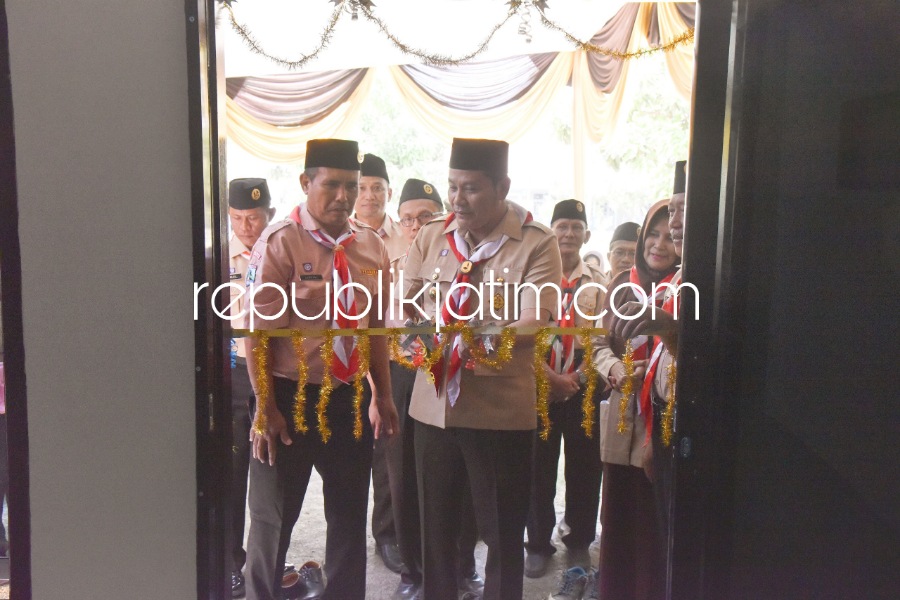 RESMIKAN - Wakil Bupati (Wabup) Sidoarjo, Subandi sebagai Ketua Kwartir Cabang Gerakan Pramuka (Kwarcab) Sidoarjo meresmikan Gedung Sanggar Bhakti Pramuka Kwartir Ranting (Kwarran) Pramuka Candi, Sabtu (23/09/2023).