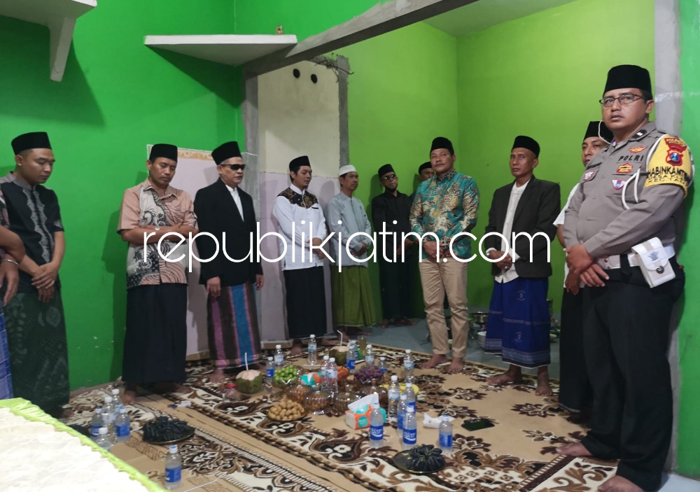 MAULID - Ribuan warga Desa Kletek, Kecamatan Taman, Sidoarjo menjadi saksi kehadiran sejumlah tokoh saat peringatan Maulid Nabi Muhammad SAW 1445 Hijriyah sekaligus dihadiri Wakil Bupati Sidoarjo, Subandi, Rabu (27/09/2023) malam.