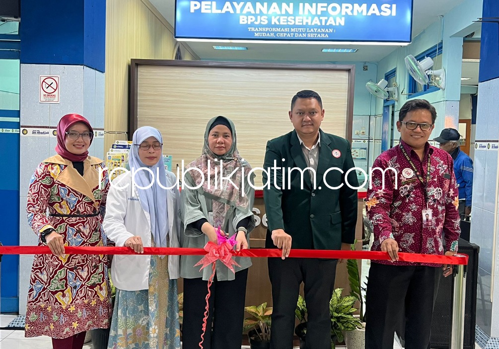 LOKET LAYANAN - Kepala Cabang BPJS Kesehatan Sidoarjo beserta jajaran direksi RS Siti Khodijah Sepanjang, Kecamatan Taman, Sidoarjo saat launching loket pelayanan informasi BPJS Kesehatan, Jumat (29/09/2023).