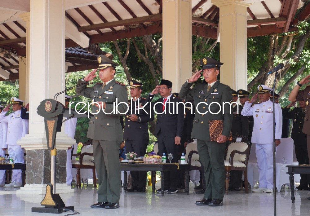 PANCASILA - Upacara Hari Kesaktian Pancasila yang berlangsung di Alun - Alun Sidoarjo dipimpin Komandan Kodim 0816 Sidoarjo Letkol Inf Guntung Dwi Prasetyo yang bertindak selaku Inspektur Upacara, Minggu (01/10/2023). 