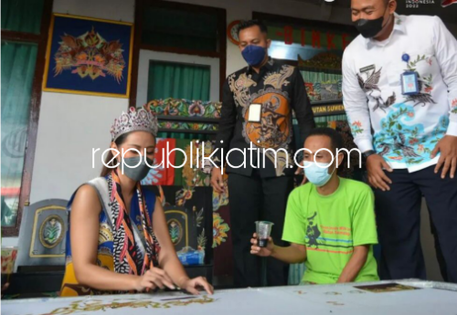 BATIK - Putri Indonesia Pariwisata 2022, Adinda Cresheilla mengunjungi Gerai Batik di Rutan Sumenep serta beberapa produksi batik Warga Binaan Pemasyarakatan (WBP) di sejumlah Lapas dan Rutan di Jatim, Senin (02/10/2023). 