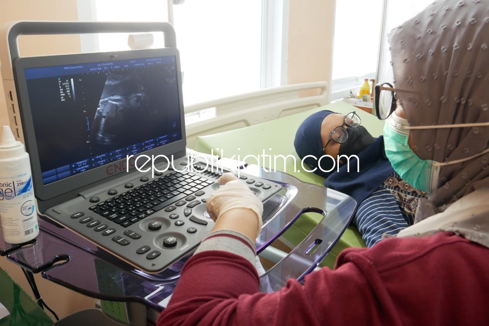 USG - Warga Sidoarjo sangat terbantu dengan adanya layanan tambahan berupa Ultrasonografi (USG) 2 Dimensi yang ada di 30 Puskesmas yang tersebar di 18 Kecamatan di Kabupaten Sidoarjo seperti di Puskesmas Sidoarjo Kota, Jumat (06/10/2023).