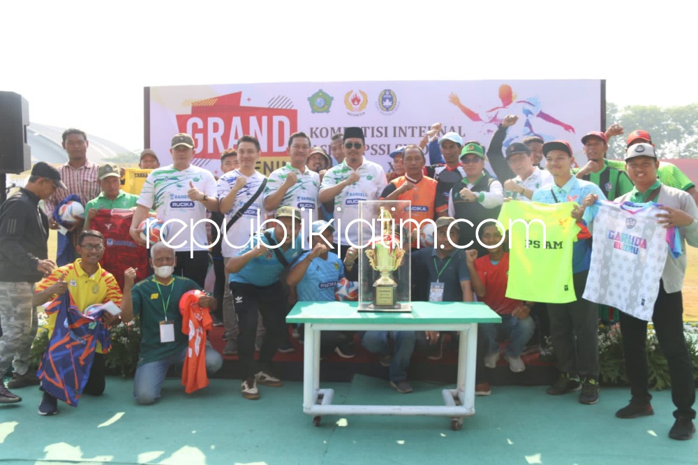 BANTUAN - Bupati Sidoarjo, Ahmad Muhdlor Ali memberi bantuan 30 set jersey dan 4 bola untuk masing - masing klub kompetisi internal ASKAB PSSI Sidoarjo Tahun 2023 di GOR Delta Sidoarjo, Minggu (08/10/2023).