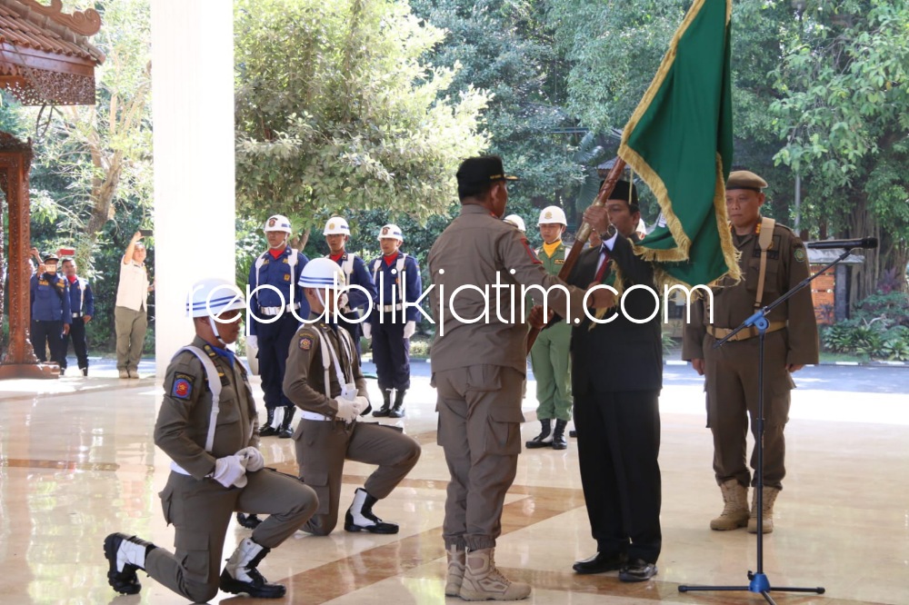 PATAKA - Pemkab Sidoarjo menyambut hangat rombongan kirab Pasukan Tanda Kehormatan (Pataka) Jer Basuki Mawa Beya dari Kabupaten Pasuruan dalam upacara serah terima Pataka Jer Basuki Mawa Beya di Pendopo Delta Wibawa, Senin (09/10/2023).