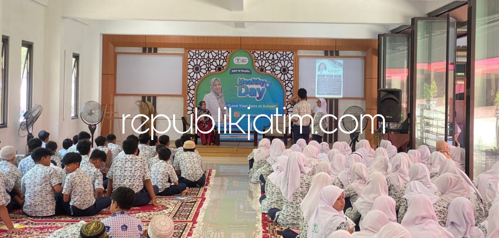 TALK SHOW - Siswa dan siswi SMP Al Muslim mengisi kegiatan Healthy Day dengan Talk Show dengan tema Love Your Eyes bersamaan Peringatan Hari Penglihatan Sedunia di Aula SMP Al Muslim Waru, Sidoarjo, Kamis (12/10/2023).