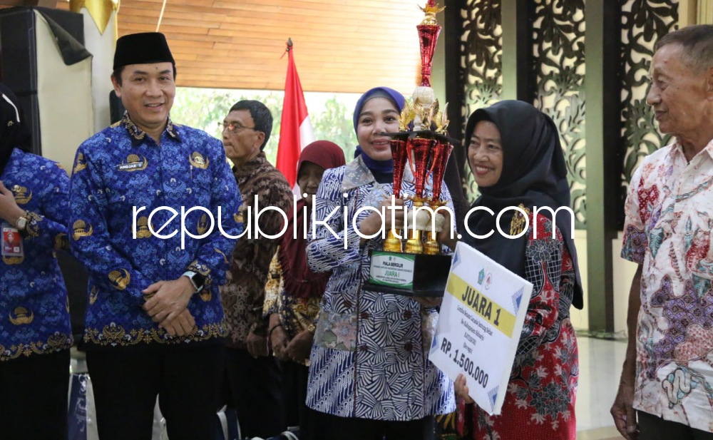 HADIAH - Pj Sekda Sidoarjo Andjar Surjadianto bersama Ketua YJI Sidoarjo, dr Sriatun menyerahkan hadiah Lomba Senam Lansia Jantung Sehat Beregu di Pendopo Delta Wibawa Sidoarjo, Selasa (17/10/2023). 