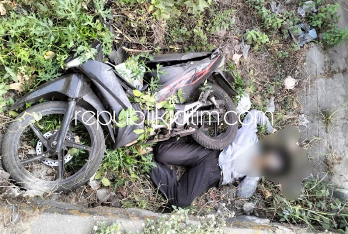 TEWAS - Pengendara sepeda motor Honda bernopol L 6558 CO, Agus Suprianto warga Latek, Kecamatan Bangil, Kabupaten Pasuruan ditemukan tewas di JL Raya Tropodo tepat di depan RS Mitra Sehat Desa Tropodo, Kecamatan Krian, Sidoarjo, Jumat (20/10/2023). 