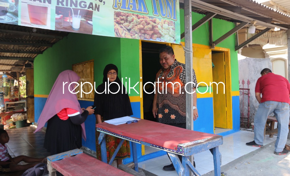 RENOVASI - Dua warung milik warga Wonoayu dan Balongbendo yang selesai direnovasi Pemkab Sidoarjo bersama sekitar 410 warung lainnya, Senin (23/10/2023). 