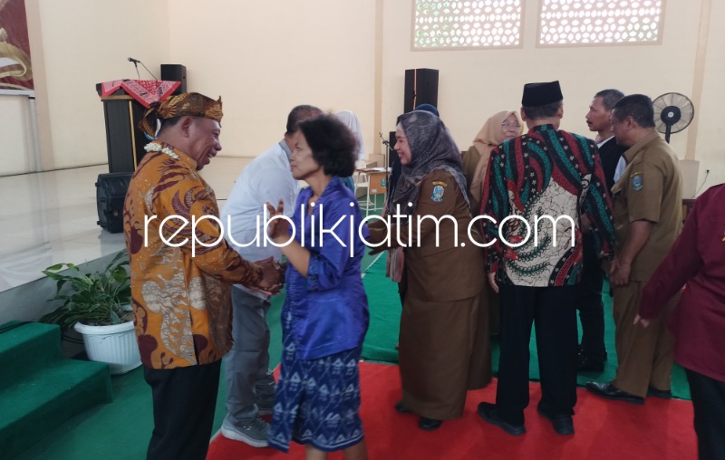 PISAH SAMBUT - Pisah sambut Kepala SMAN 4 Sidoarjo, Dr Imam Djawahir Spd MM kepada Dr Karyanto Spd MSi diwarnai isak tangis para guru dan komite saat bergantian mengucapkan selamat di Aula Sport Center SMAN 4 Sidoarjo, Selasa (24/10/2023). 