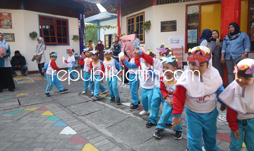 PAMERAN - Ratusan siswa dan siswi KB TK Al Muslim Pameran Pesawat Terbang sebagai peringatan Hari Penerbangan Nasional bersama ustadzah dan para wali siswa, Jumat (27/10/2023).