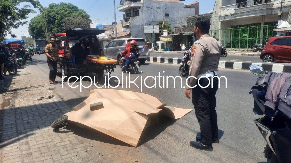 EVAKUASI - Sejumlah petugas dan warga mengevakuasi korban kecelakaan truk serempet mahasiswi pengendara motor di JL Raya Desa/Kecamatan Gedangan, Sidoarjo, Senin (30/10/2023).