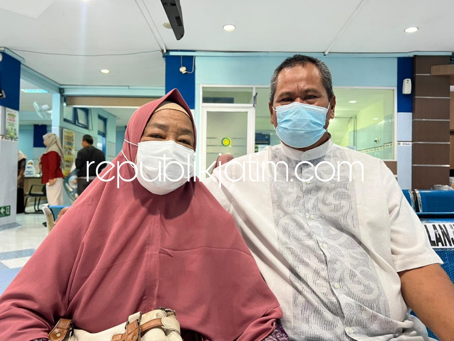 JKN - Pasangan suami istri (Pasutri), Kayati (64) dan Suwito (62) duduk berdua di ruang tunggu RS Siti Khodijah Sidoarjo bercerita soal pengalamannya memanfaatkan Program JKN sebagai Peserta Bukan Penerima Upah (PBPU) kelas 2, Jumat (03/11/2023).