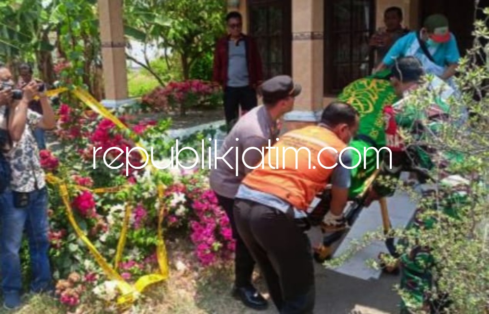 EVAKUASI - Sejumlah petugas mengevakuasi jenazah korban dugaan pembunuhan, Askurnia, (59) warga Lingkungan Gajah, Kelurahan Magersari, Kecamatan Sidoarjo, Sabtu (04/11/2023).