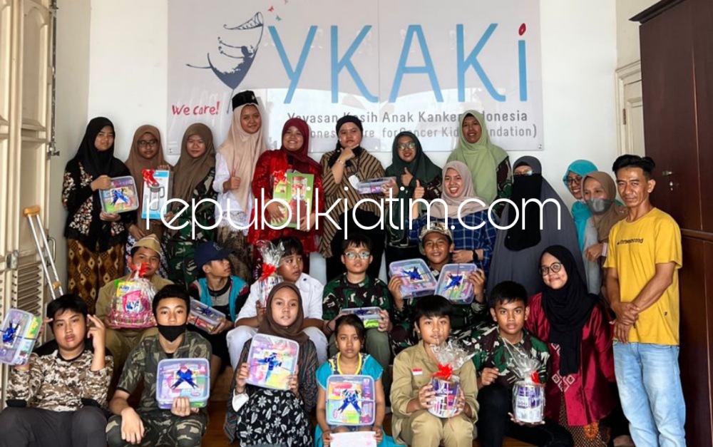 BANTUAN - Siswa kelas VII SMP Al Muslim Sidoarjo menyerahkan bantuan untuk anak-anak di Yayasan Kasih Anak Kanker Indonesia (YKAKI) Surabaya, Jumat (10/11/2023). 