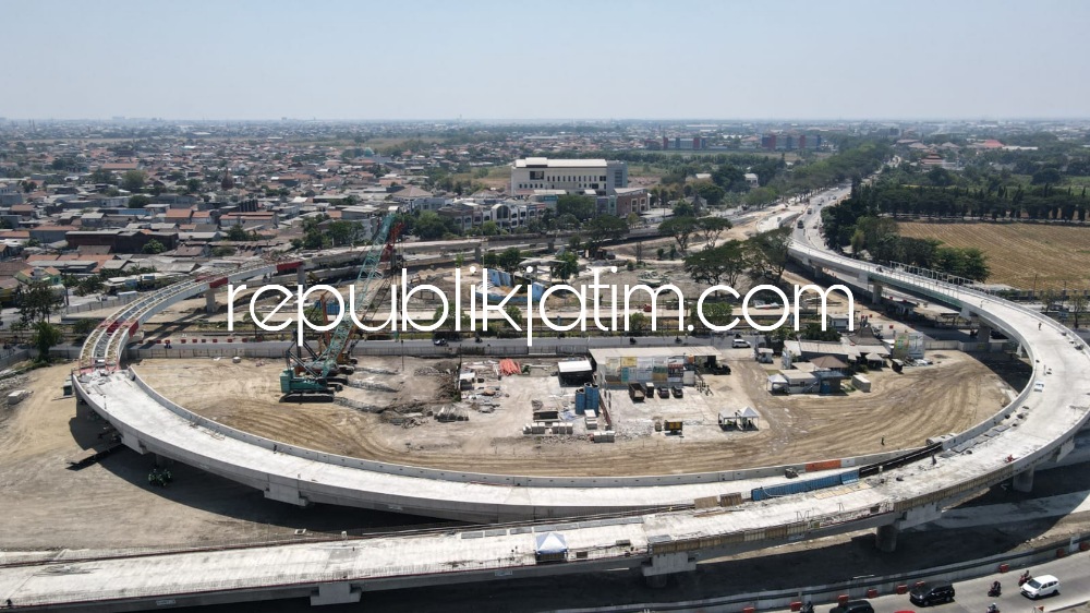 FLYOVER - Balok girder yang digunakan untuk Flyover Aloha, Kecamatan Gedangan, Sidoarjo, Jawa Timur sudah selesai terpasang seluruhnya dan pekerjaan sudah mencapai 86 persen, Sabtu (11/11/2023).