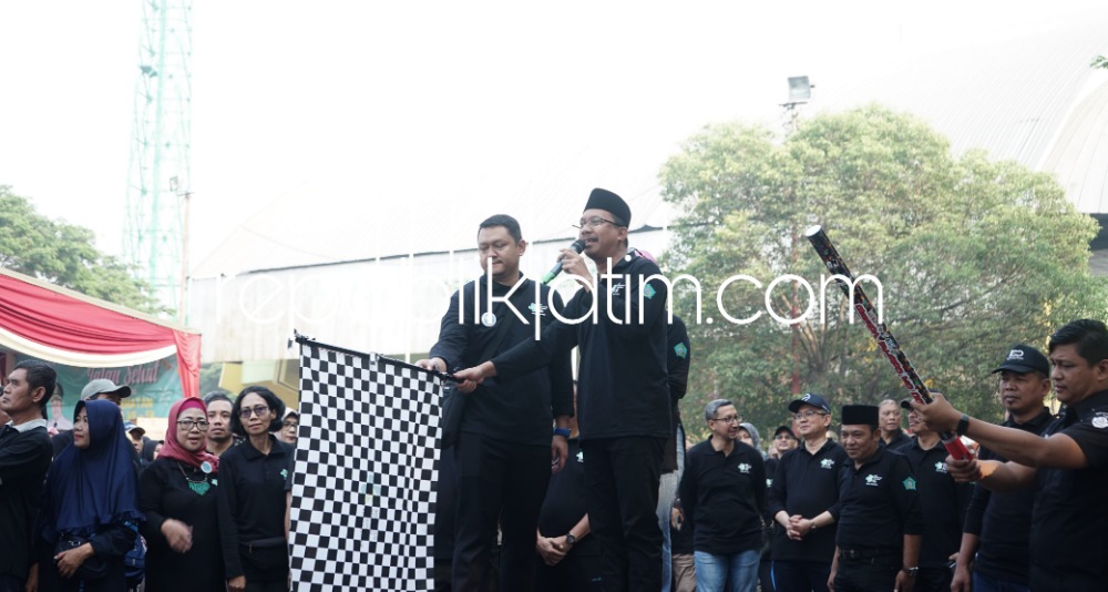 BERANGKATKAN - Bupati Sidoarjo Ahmad Muhdlor Ali memberangkatkan peserta Jalan Sehat dan Dance Competition Remaja Millenial Cegah Stunting dalam memperingati Hari Kesehatan Nasional (HKN) ke 59 Tahun 2023 di GOR Sidoarjo, Sabtu (11/11/2023).