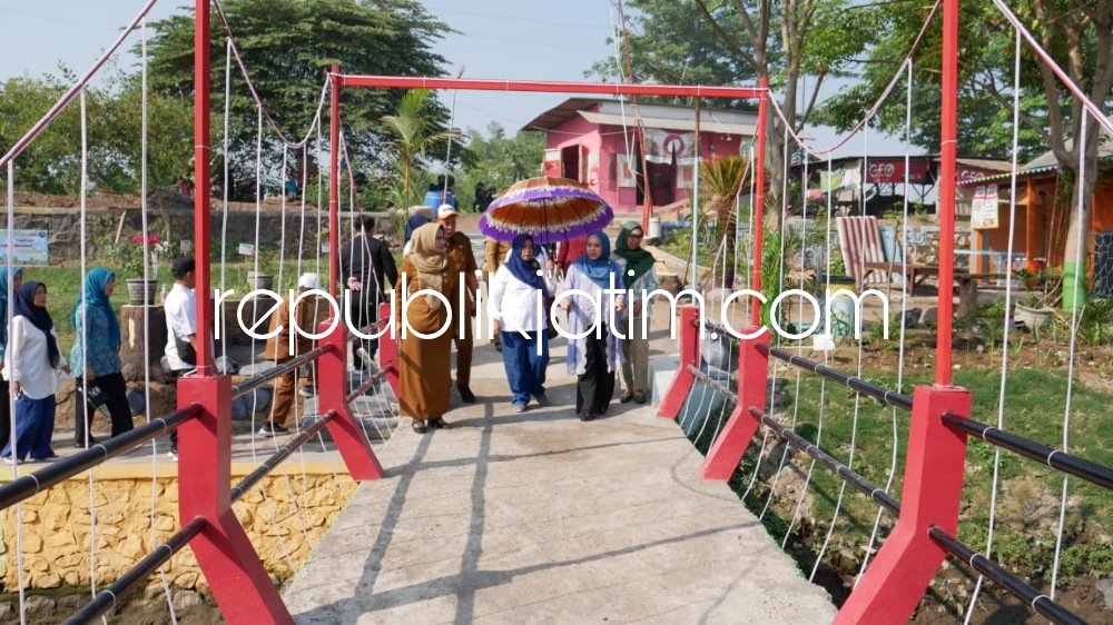 SIDAK - Ketua Tim Penggerak PKK Kabupaten Sidoarjo, Ny Sa'adah Ahmad Muhdlor sidak wisata sungai Desa Kedungcangkring, Kecamatan Jabon, Sidoarjo, Senin (13/11/2023).