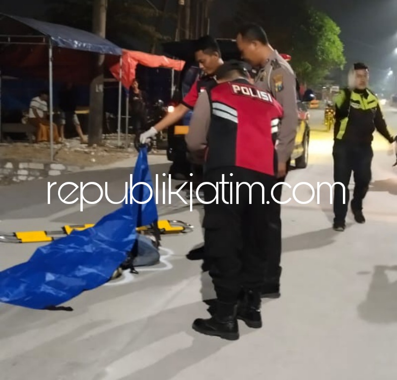 EVAKUASI - Sejumlah petugas Unit Gakkum, Satuan Lantas, Polresta Sidoarjo mengevakuasi dan melaksanakan olah TKP di JL Raya Sukolegok, Kecamatan Sukodono, Sidoarjo, Selasa (14/11/2023) dini hari.