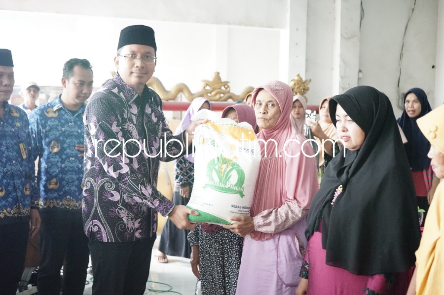 SERAHKAN - Bupati Sidoarjo, Ahmad Muhdlor Ali menyerahkan bantuan beras untuk 1.935 KPM di empat desa di Kecamatan Tarik, Sidoarjo, Jumat (17/11/2023). 