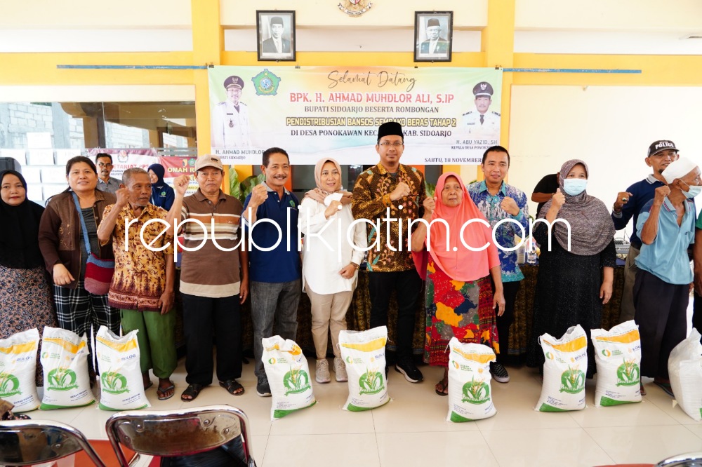 SERAHKAN - Bupati Sidoarjo, Ahmad Muhdlor Ali menyerahkan bantuan beras untuk 7.634 KPM yang ada di Kecamatan Krian, Sidoarjo, Sabtu (18/11/2023).