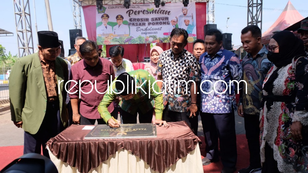 RESMIKAN - Bupati Sidoarjo, Ahmad Muhdlor Ali meresmikan Kios Grosir Sayur Pasar Porong yang bakal ditempati 329 pedagang ditandai dengan penandatanganan prasasti, Minggu (19/11/2023).