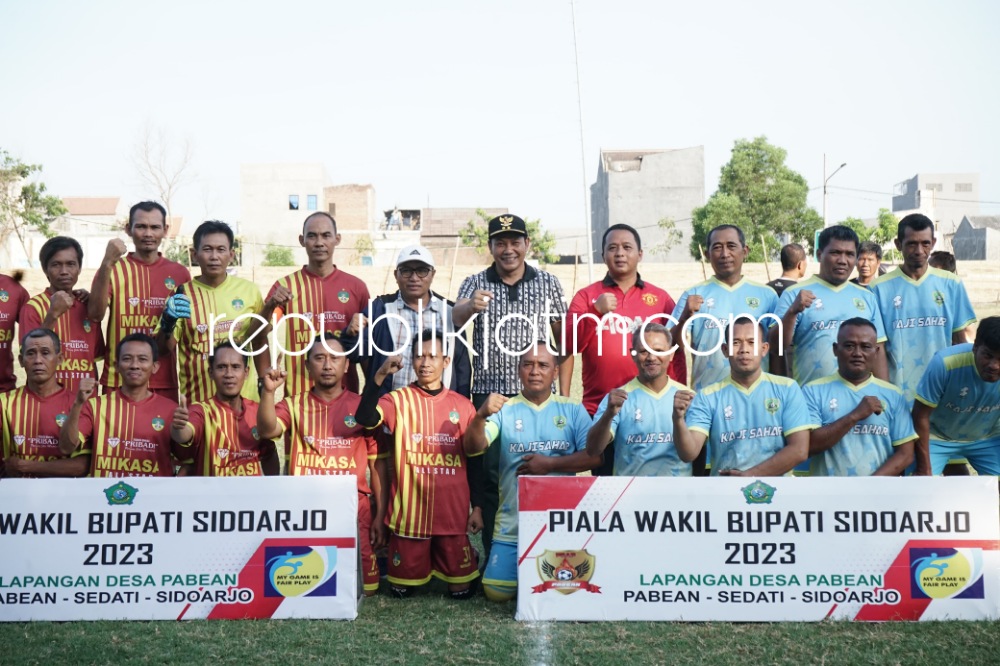 NOSTALGIA - Wakil Bupati (Wabup) Sidoarjo, Subandi membuka Turnamen Sepak Bola PSAP CUP 1 th Anniversary 2023, di Lapangan Desa Pabean, Kecamatan Sedati, Sidoarjo, Minggu (19/11/2023) sore.