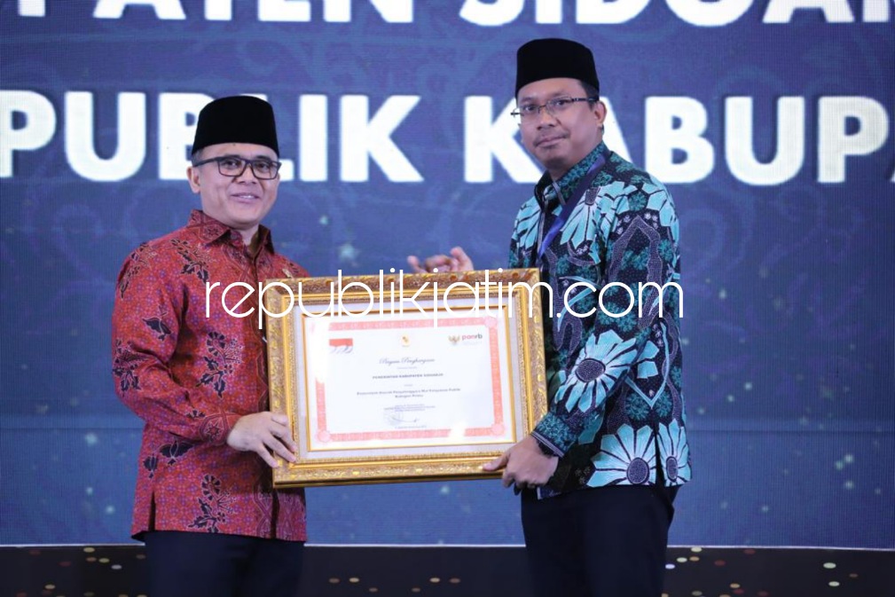 PENGHARGAAN - Menpan RB, Abdullah Azwar Anas memberi penghargaan ke Bupati Sidoarjo sebagai pemerintah daerah dengan Mal Pelayanan Publik (MPP) terbaik kategori Prima Tahun 2023 di Hotel Bidakara, Selasa (21/11/2023). 