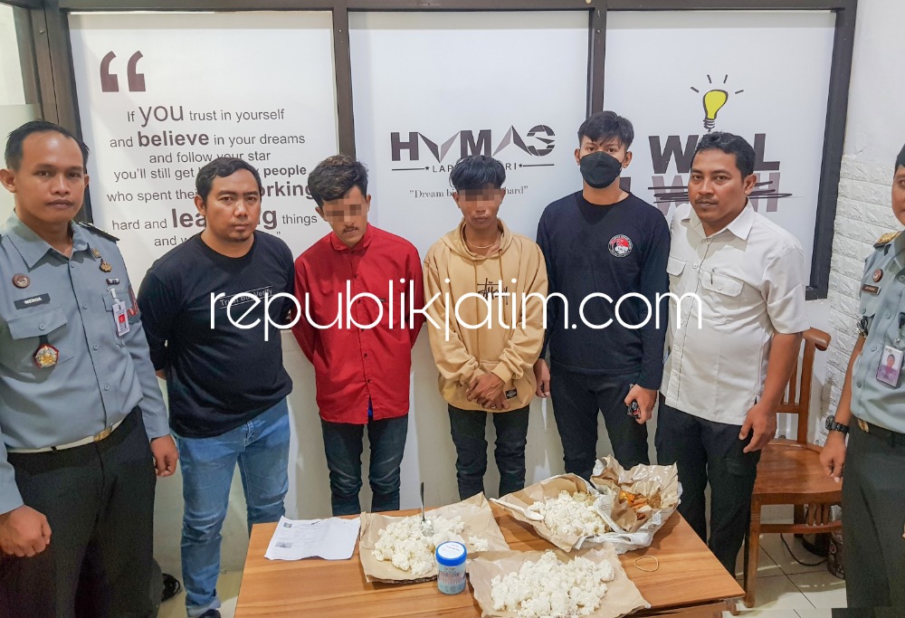 PENYELUNDUPAN - Petugas Lapas Kelas IIA Kediri, kali ini berhasil menggagalkan penyelundupan nasi bungkus yang diduga dicampur dengan narkoba, Rabu (22/11/2023).