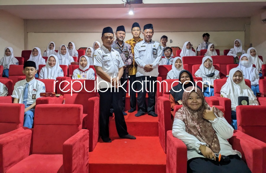 UJIAN TAHFIDZ - Sejumlah siswa dan siswi SMAN 4 Sidoarjo mengikuti ujian tahfidz Al Qur'an dan Student Camp Creative (SCC) untuk mempersiapkan generasi masa depan dengan soft skill yang memadai sebagai generasi penerus bangsa, Kamis (23/11/2023).