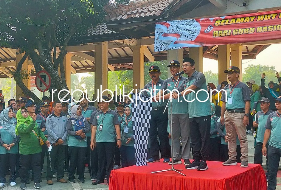 JALAN SEHAT - Bupati Sidoarjo Ahmad Muhdlor Ali memberangkatkan Jalan Sehat peringatan HUT ke 78 PGRI dan Hari Guru Nasional 2023 di Alun-Alun Sidoarjo, Minggu (26/11/2023). 